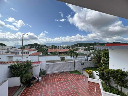 En Alqueler Hermosa, Espaciosa Y Fresca Quinta Con Una Esplendida Vista Al Ávila, 5 Habitaciones Todas Con Baño Privado Y Aa, Amplias Areas Sociales Nunca Falta El Agua Ni La Luz Vi Mls #25-875