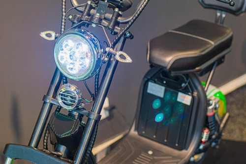 Imagem 2 de 9 de Scooter Elétrica