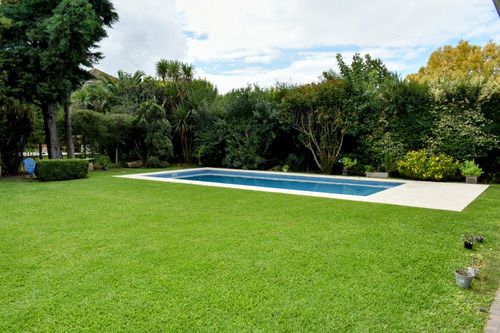Casa En Venta Barrio Los Jazmines, Pilar Del Este