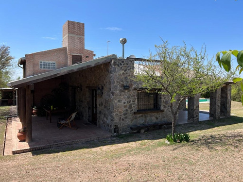 Se Vende Hermosa Casa De Campo Con Pileta En  La Granja 