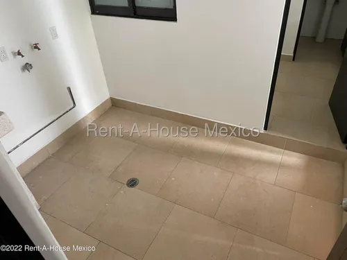 Casa Con Cuarto De Servicio, 4 Recámaras, Área De Tv. Cumbres Del Lago - Venta Rah2204