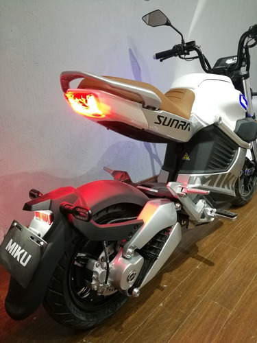 Imagen 10 de 25 de Moto Super Miku Max Sunra 2 Baterias Litio 2 Plazas 0km 2022