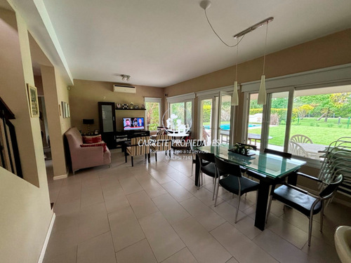 Casa En Venta Los Jazmines De 3 Dormitorios Y Dependencia. Pilar Del Este.