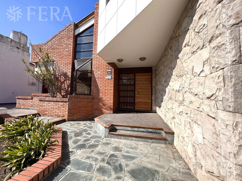 Venta De Casa De 4 Ambientes Con Cochera Y Jardin En Wilde