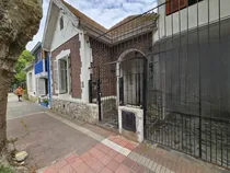 Comprar Venta Chalet De Estilo 4 Ambientes Desarrollado En Dos Plantas Barrio La Perla España Al 700 A Tres Cuadras De La Playa Recientemente Reciclada