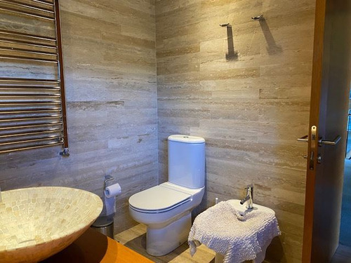Espectacular Casa En Zapallar, A Una Cuadra De La Playa