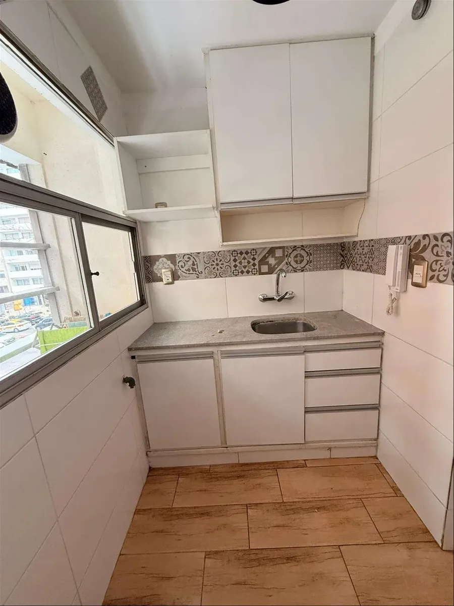 Se Alquila Apartamento Al Frente, 1 Dormitorio, Ubicado Sobre Benito Blanco, Con Vista Hacia La Rambla. · Foto 2