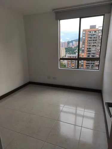 Vendo Apartamento Con Excelente Ubicación En La Parte Baja De La Loma De Los Bernal.
