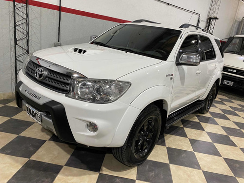 Imagen 2 de 14 de Toyota Hilux Sw4 2011 Blanca 7 Asientos 4x4 Impecable Permut