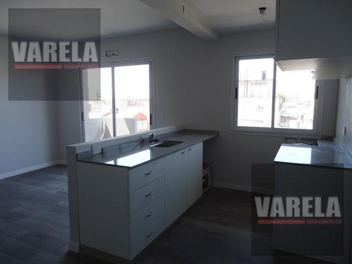 2 Amb. C/balcón Al Frente. A Nuevo. Bajas Expensas: Av. Cobo 555 Oportunidad!!