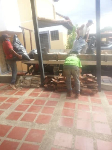 Servicio De Bote De Escombros Con Camiones Volteos Y Npr 350