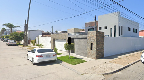 Casa En Venta Con Alberca Cerca A Plaza De Toros Monumental, En Playas De Tijuana