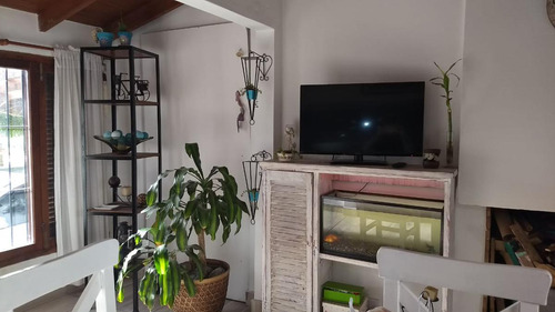 Casa En Venta - 4 Dormitorios 2 Baños - Cochera - 182mts2 - Villa Gesell