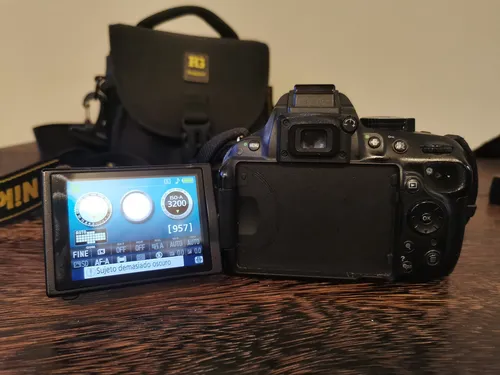 Cámara Nikon D5200 Con Estuche (Usado)