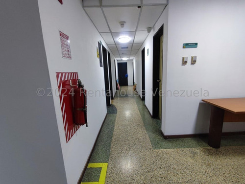 Los Chaguaramos !! Hermosa E Impecable Casa Acondicionada Para Uso De Oficina Y Comercial, 780 M2 Terreno, 828 M2 Const., 8 Oficinas, 5 Baños, 10 Pe, A/a, Sistemas De Seguridad. Excelente Ubicación !!