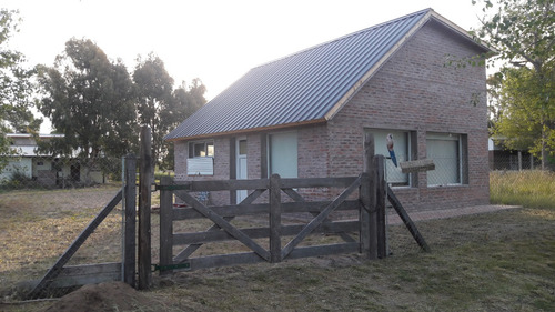Casa Construida Hace 8 Años Con Solo 2 Temporadas De Uso, Impecable, Con Importante Terreno Libre.