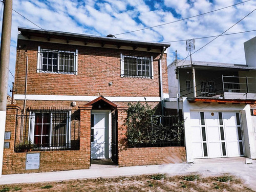 Casa En Venta - 3 Dormitorios 2 Baños - Cocheras - 280mts2 - Fisherton, Rosario, Santa Fe