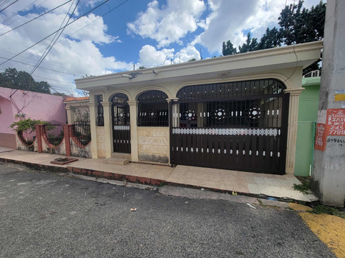 Casa De Un Nivel En Villa Faro.