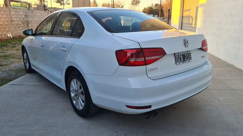 Imagen 6 de 18 de Volkswagen Vento 2.0 Advance Mt 2015