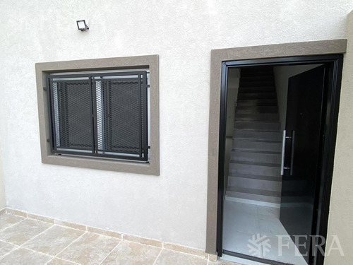 Imagen 3 de 25 de Venta De Departamento Tipo Casa Ph De 3 Ambientes Con Patio, Quincho Y Cochera En Villa Dominico (30140)