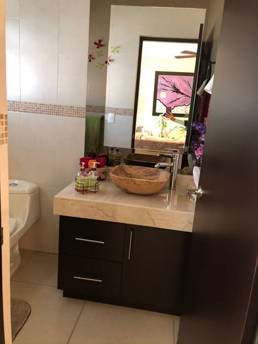 En Venta Casa En Centro Sur, Claustros, Gran Ubicación, Alberca, 3 Recamaras..