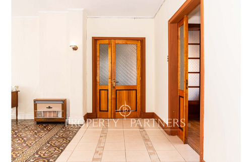 Casa Ideal Para Oficinas O Uso Comercial Por Su Ub...