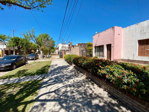 Imagen 2 de 23 de Casa, Venta- 4 Bv- Gran Terreno-centro Reconquista