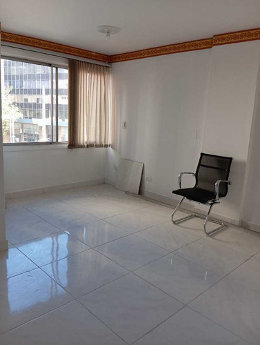 Se Vende Oficina Amplia En El Centro, Excelente Ubicacion