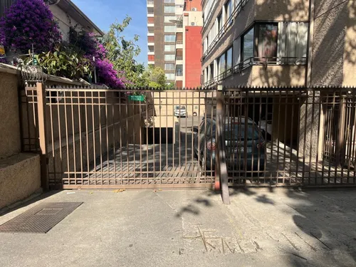 Amplio Espacio, Barrio Tranquilo, Con Estacionamiento Y Bode