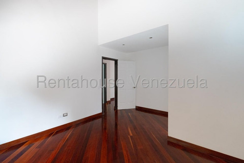 Hermosa Casa De 3 Niveles Que Brinda Tranquilidad Y Confort En Venta Ubicada En El Alto Hatillo 25-8567