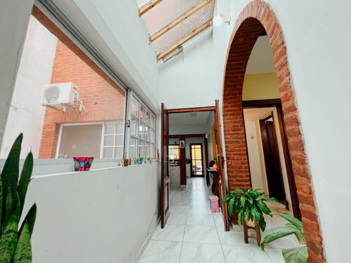 Imagen 8 de 16 de Espectacular Casa En Venta En Banfield Oeste Con 6 Amb, Parque Y Piscina