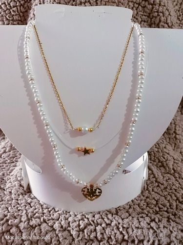 Collar De Perlas Blancas Con Chapa De Oro Y Dijes