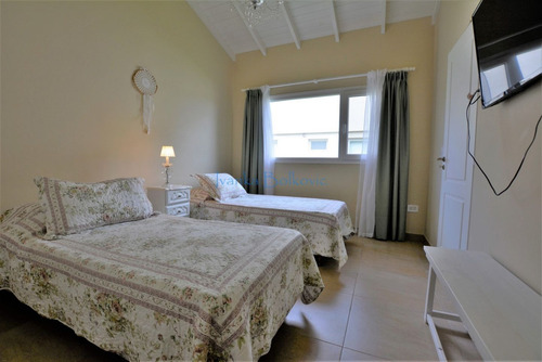 Venta Casa Ideal Para Disfrutar Rodeada De Pinos Con Piscina