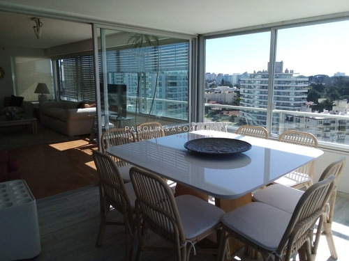 Departamento De 3 Dormitorios En Edificio Tiburón, Punta Del Este- Ref: 1951