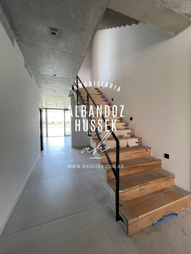 Casa En Venta A La Laguna - 5 Dorm. En Suite - En Golf Club, Nordelta, Tigre