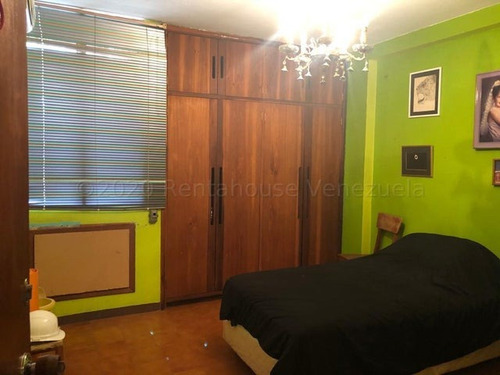 D.a Amplio Townhouse Con Anexo, Condominio Pequeño, Hermosa Piscina, Planta Total 100%, Agua Constante, Urb. Altos De Guataparo, Valencia Carabobo 22-14061