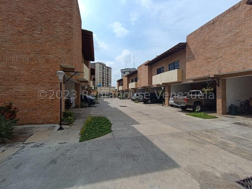 Disfruta De Vivir En El Confort Y La Amplitud Que Brinda Este Bello Townhouse Amoblado Inm En Venta Ubicado En Conjunto Exclusivo De 22 Viviendas Con Pozo Y Planta Electrica. Las Quintas 