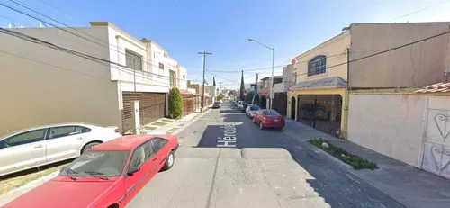 Casa De Dos Niveles Con Cochera Techada