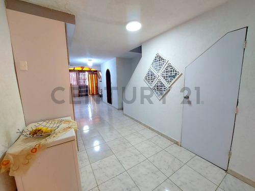 En Venta Amplio Townhouse En Res Puerto Morro Av. Américo Vespucio