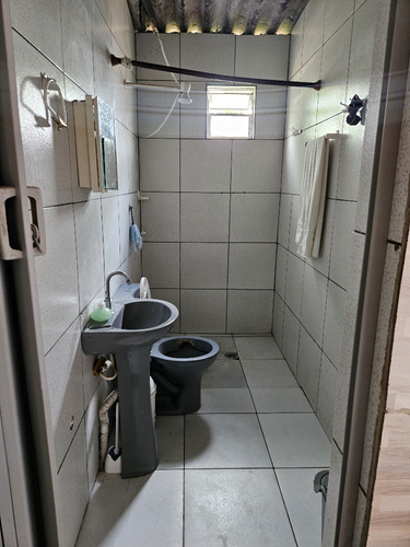 Casa Com 3 Quartos, 2 Banheiros E Vaga Para Até 2 Veículos