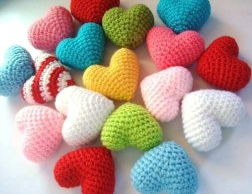 Imagem 2 de 2 de Kit 3 Coraçoes Amigurumi Em Croche 3d Mini Coração Newborn