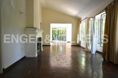 Casa En Venta En Carrasco Con Piscina