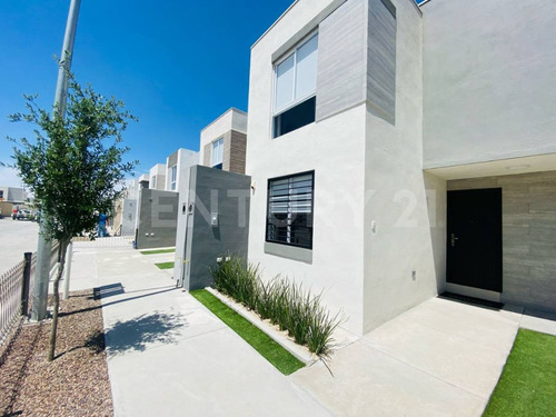 Pre Venta De Casa En Area De Cumbres En Fraccionamiento Privado