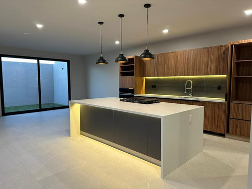 Se Vende Hermosa Residencia Con Diseño De Autor En Lomas De Juriquilla