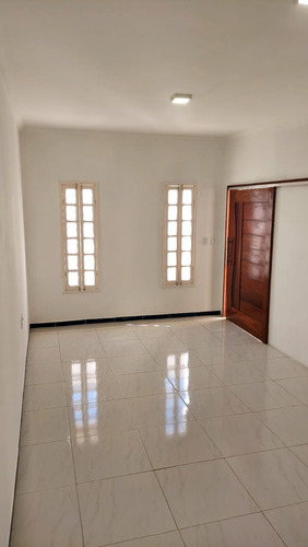 Casa De Esquina Com 3 Quartos (uma Suíte) E 2 Banheiros