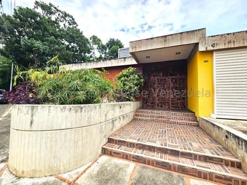 Raiza Suarez Vende Espectacular Casa En El Este De Barquisimeto, 2 4 1 4 0 7 8- Obra De Arte De Gran Potencial Arquitectonico,  Vigilancia 24/7. Jardines Y Paneles De Vidrio.  El Urb Cuenta Con Cancha