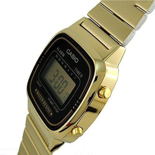 Imagen 5 de 8 de Reloj de pulsera Casio Youth LA670 de cuerpo color dorado, digital, para mujer, fondo negro, con correa de acero inoxidable color dorado, dial negro, minutero/segundero negro, bisel color dorado y hebilla de gancho