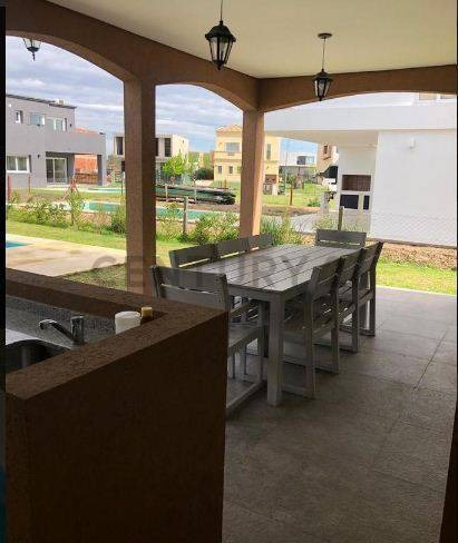 Imagen 7 de 19 de Casa Alquiler Araucarias Puertos Del Lago 3 Dormitorios Jardin Pileta Galeria