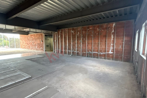 Se Renta Local Comercial La Reserva- Lomas Del Campanario, Querétaro