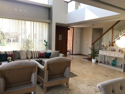 Excelente Casa Moderna En El Barrio Los Alisos
